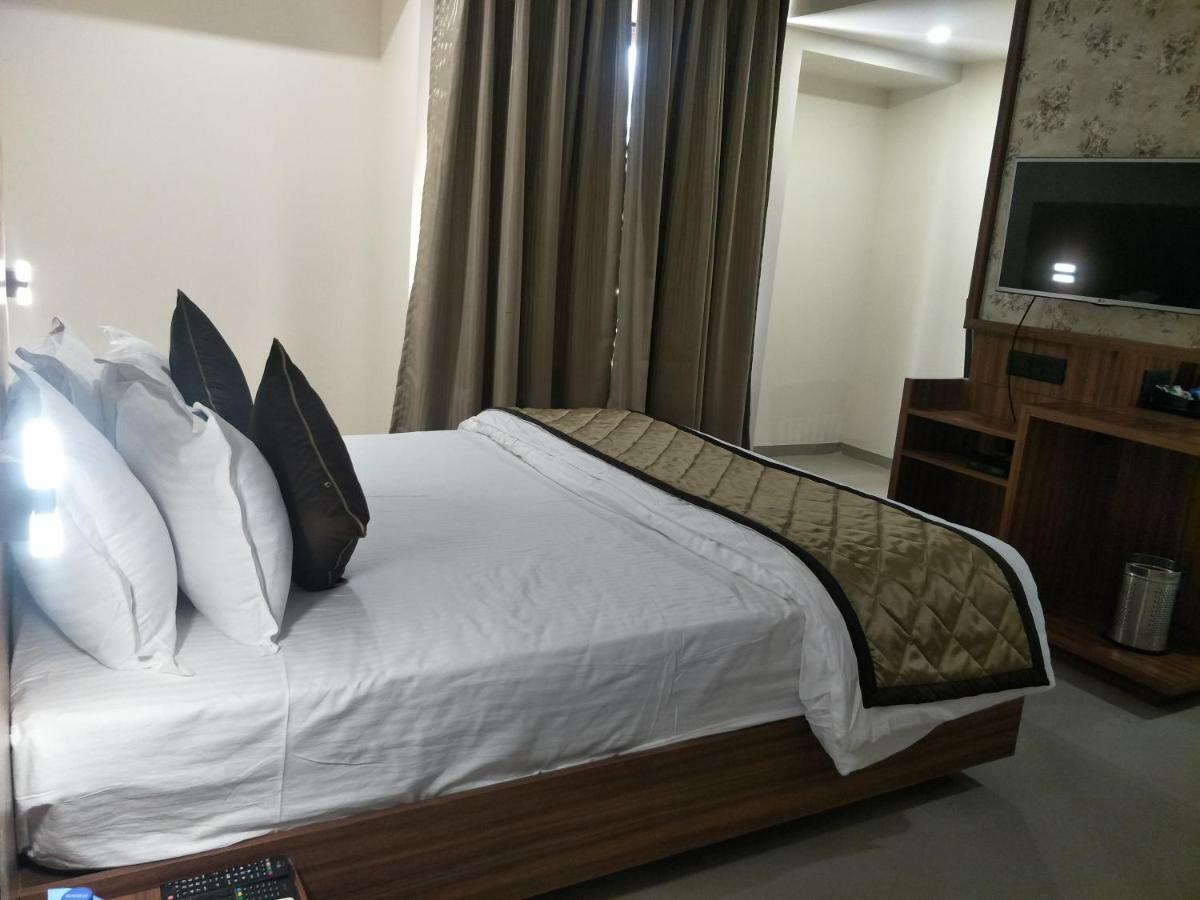 Kyriad Hotel Solapur By Othpl Exterior foto